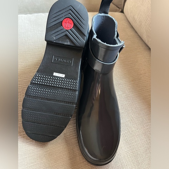 Hunter dark gray short ankle rain boots with adjustable side strap. Size 7 NWOT - Picture 2 of 7